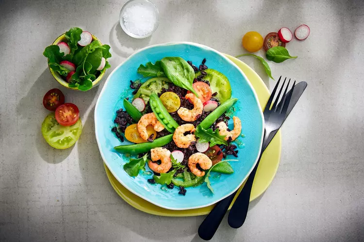 Salade de riz noir et crevettes d’Équateur provençales