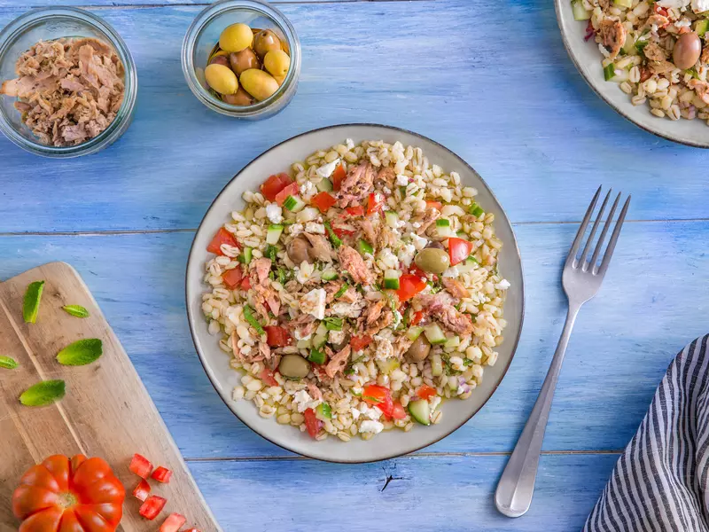 Salade d’orge à la grecque & émietté de thon, olives vertes et origan