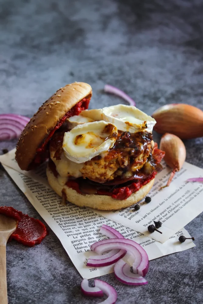 Burger au poulet, chorizo, chèvre et miel