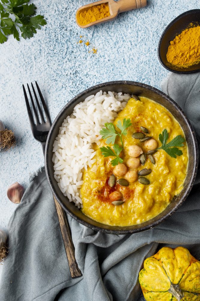 Curry de poulet sain aux patates douces et aux pois chiches